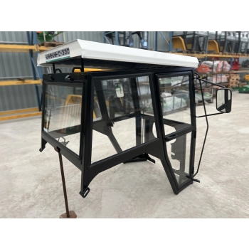 Kabina ciągnikowa Ursus C330 Sadownicza- dach otwierany od tyłu