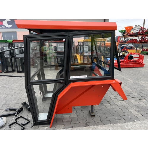 Kabina ciągnikowa Urusus C330 C-330 z błotnikami wersja: TUR  - CZERWONA -