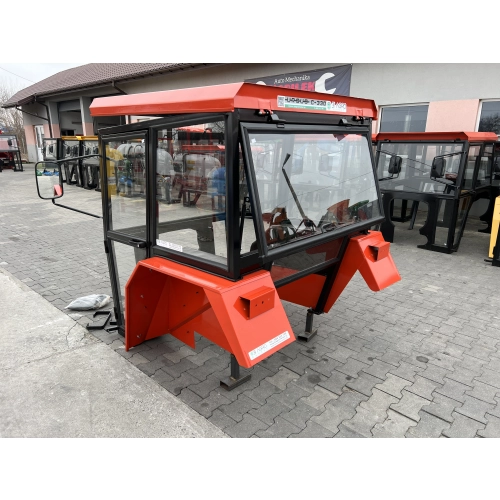 Kabina ciągnikowa Urusus C330 C-330 z błotnikami wersja: TUR  - CZERWONA -