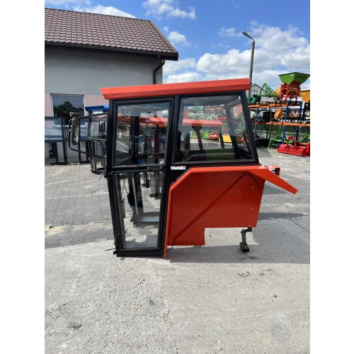Kabina ciągnikowa Ursus 3512 / Massey Ferguson 255 – czerwona