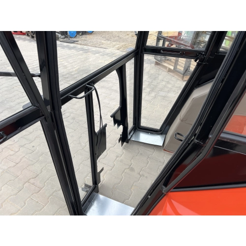 Kabina ciągnikowa Ursus 2812 / Massey Ferguson 235 – czerwona