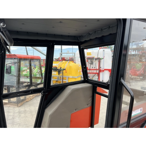 Kabina ciągnikowa Ursus 2812 / Massey Ferguson 235 – czerwona