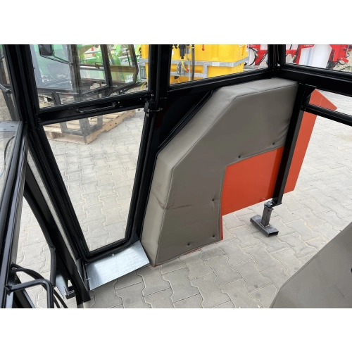 Kabina ciągnikowa Ursus 2812 / Massey Ferguson 235 – czerwona