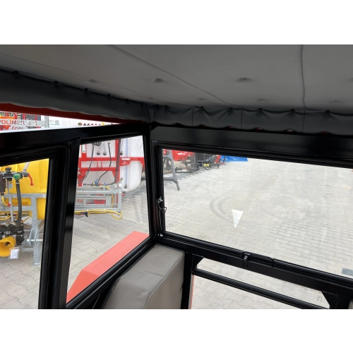 Kabina ciągnikowa Ursus 2812 / Massey Ferguson 235 – czerwona