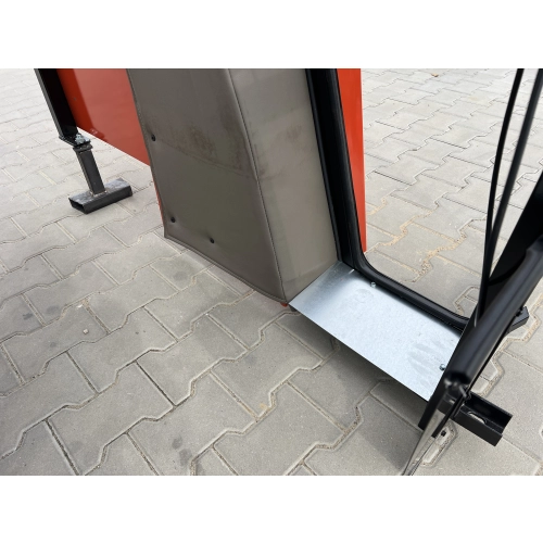 Kabina ciągnikowa Ursus 2812 / Massey Ferguson 235 – czerwona