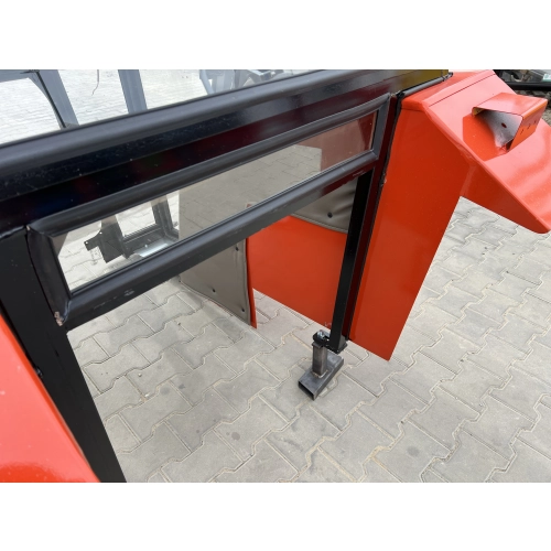 Kabina ciągnikowa Ursus 2812 / Massey Ferguson 235 – czerwona