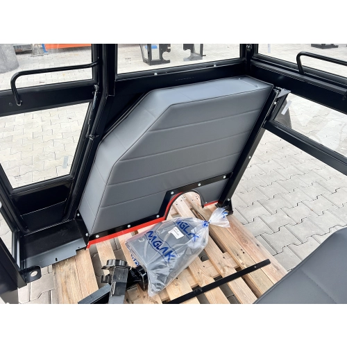 Kabina ciągnikowa Ursus C360 C-360 - z błotnikami - czerwona -