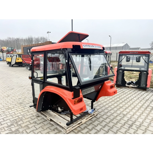 Kabina ciągnikowa Ursus C330 C-330 BTW poliwęglan z błotnikami - czerwona -