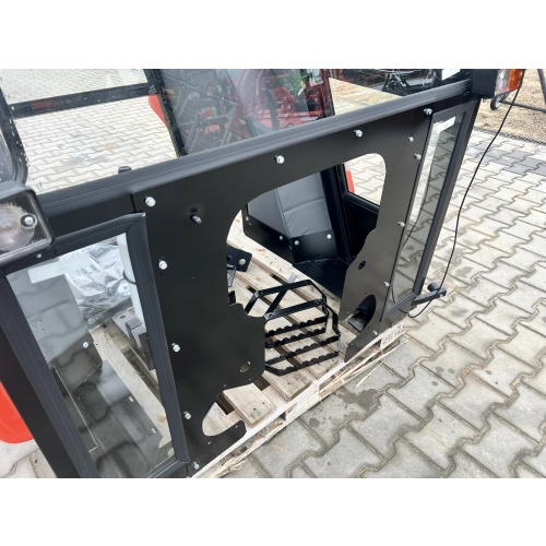 Kabina ciągnikowa Ursus C330 C-330 BTW poliwęglan z błotnikami - czerwona -