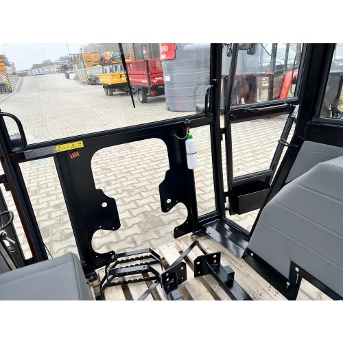 Kabina ciągnikowa Ursus C330 C-330 BTW poliwęglan z błotnikami - czerwona -