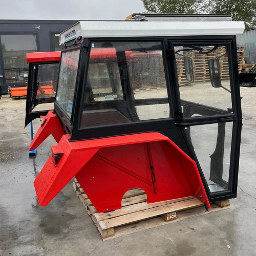 kabina C360 czerwona z bialym dachem Szymczak