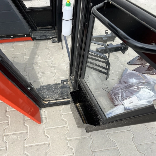 kabina C360 uchylny dach tapicerowany