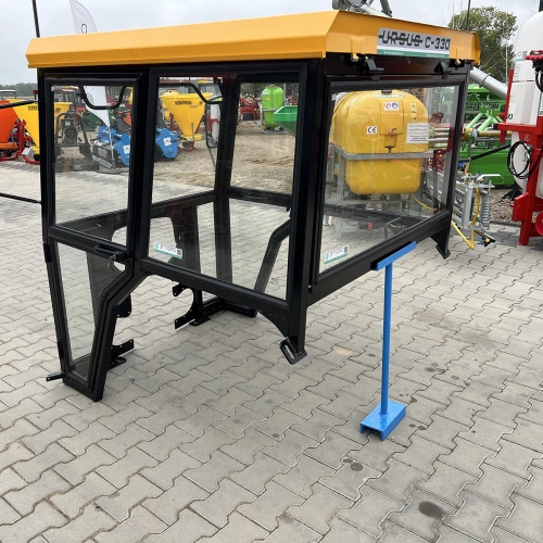 kabina naglak C330 żółta widok z przodu