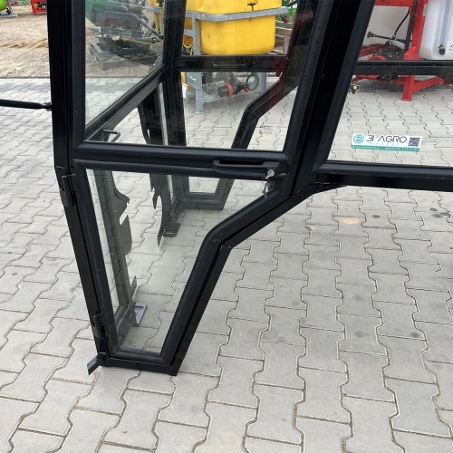 kabina Ursus C330 tur widok z boku