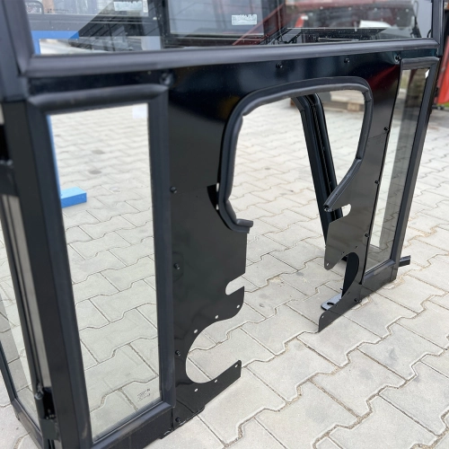 kabina C330 tur wnętrze kabiny