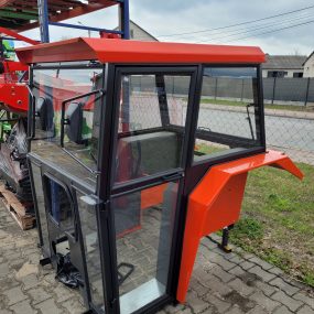 Kabina ciągnikowa MF235 MF255 z błotnikami - kolor czerwony -