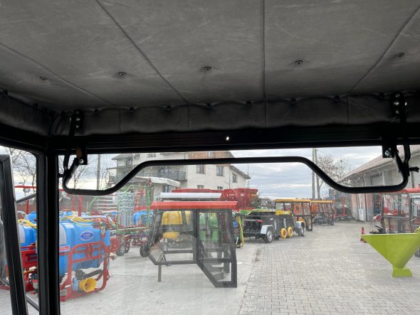 Kabina ciągnikowa C-360 bez błotników - kolor dachu zielony - - obrazek 3