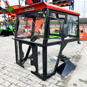 Kabina ciągnikowa C-330 bez błotników - kolor dachu czerwony -