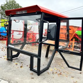 Kabina ciągnikowa T-25 ruski - dach czerwony -
