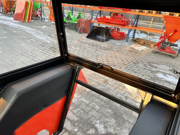 Kabina ciągnikowa Ursus C-360 z błotnikami - dach czerwony - - obrazek 4