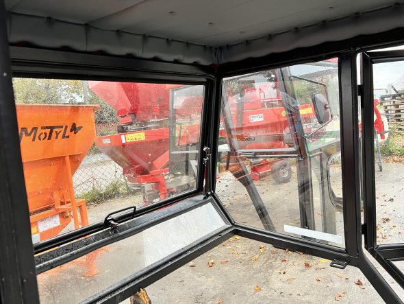 Kabina ciągnikowa T-25 ruski - dach czerwony - - obrazek 7